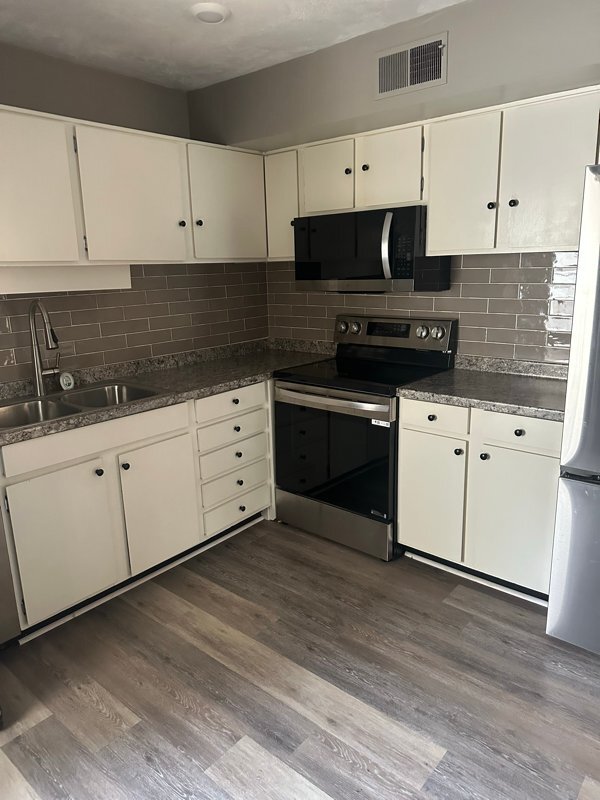 Building Photo - 925 Cleveland St