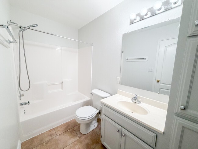 Photo - 709 Sonesta Dr Unidad D