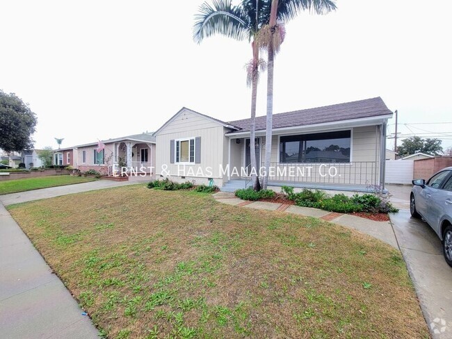 Building Photo - Beautifully Remodeled 3 Bedroom 2 Bath Lak... Rental