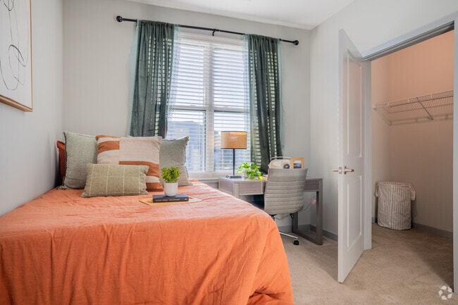 5 habitaciones, 5 baños, 1795 pies cuadrados, primer dormitorio
