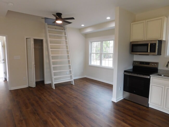 Photo - 180 Alexander Wy S