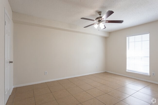 2BR, 1BA - 800 SF