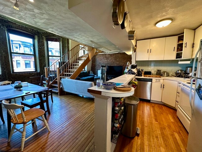 Building Photo - 279 Newbury St Unit 279-1