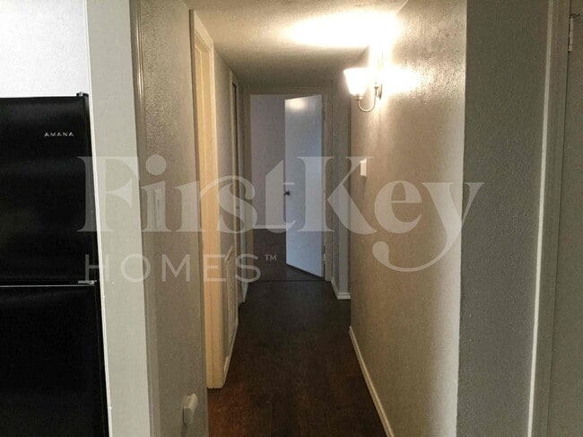 Photo - 717 Redbud Dr