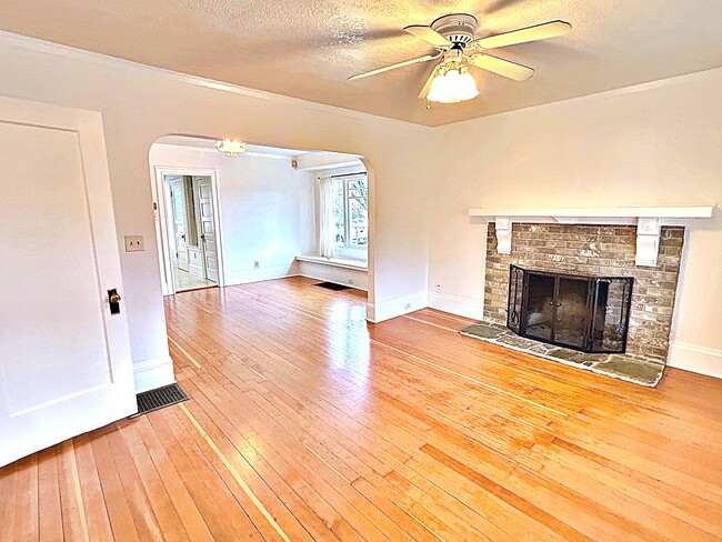 Photo - 858 N Stafford St