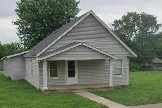 Building Photo - 3BR House | Garage + W/D Included | Large Yard | Pets Welcome | Chanute KS | Available April 8