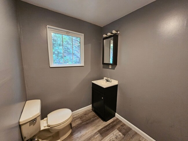 Photo - Spacious 5 bedroom 1.5 bathrooms for rent ...