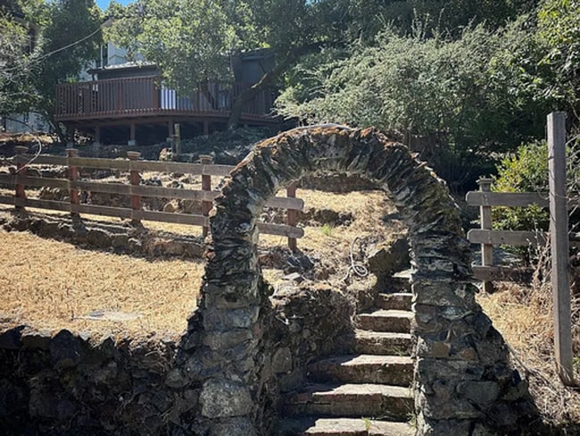 Building Photo - 9000 - EMERALD HILLS Unit Studio