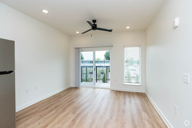 1BR, 1BA - 638SF - Living Room - Park24