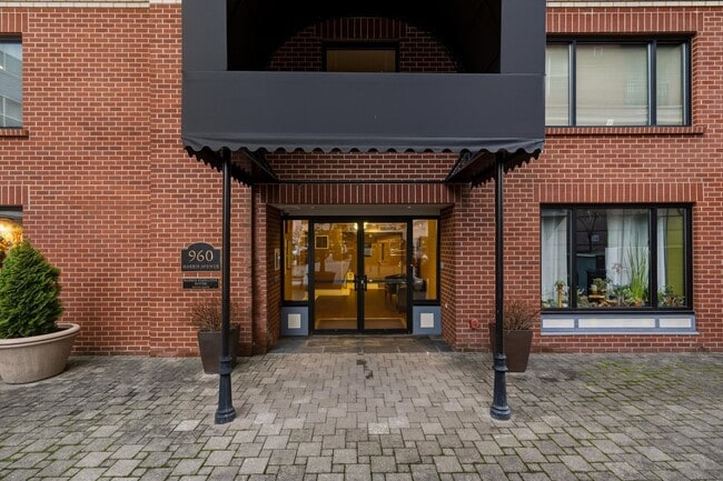 Building Photo - 960 Harris Ave