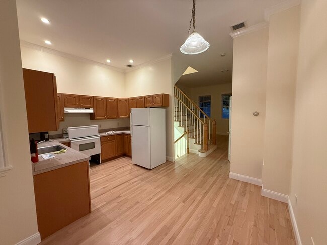 Building Photo - 82 6th St