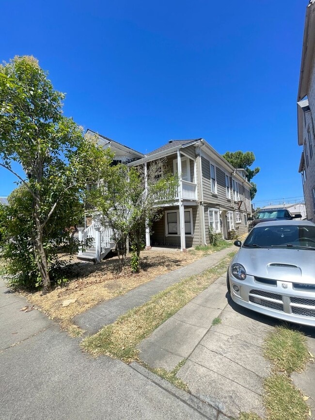 Building Photo - 329 B St Unit 329 1/2 B St
