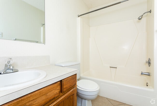 1BR, 1BA - 660SF Bathroom