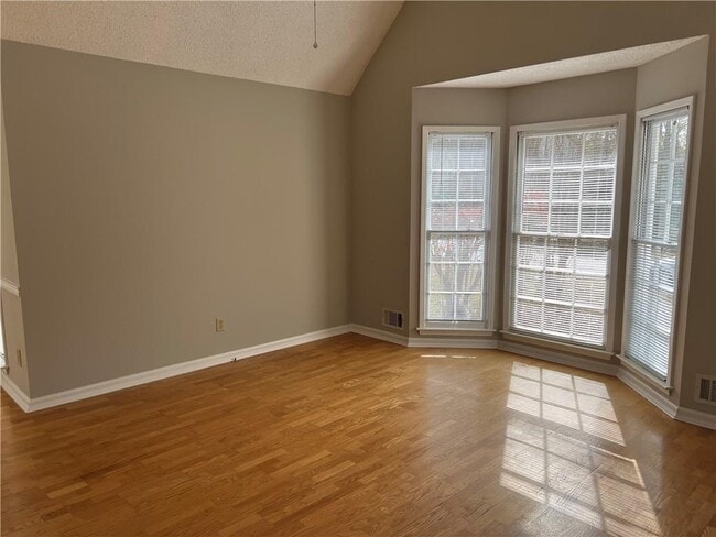 Photo - 612 Sutton Way SW