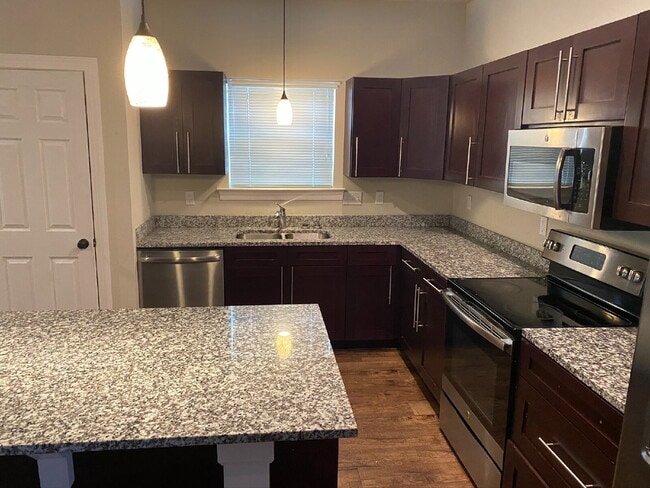 Building Photo - Now Leasing! Spacious 6-Bedroom, 6.5-Bathroom student house just minutes from campus. Only $725/m...