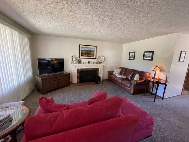 Photo - Lovely 3bed/2bath Ranch style home with HUGE private yard in a peaceful cul-de-sac!