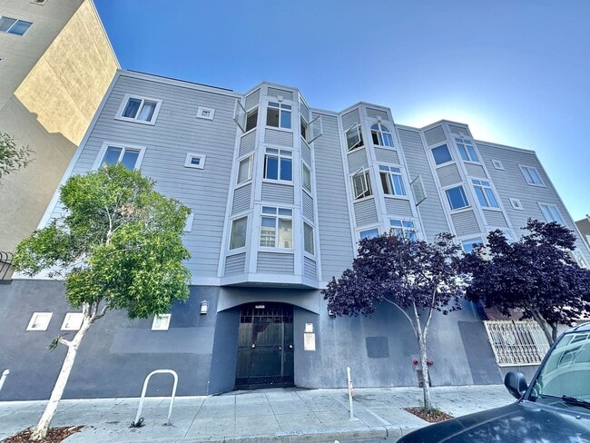 Building Photo - Epic REA: Bright Top Floor Corner Studio w... Unit 402