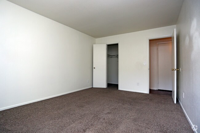 2BR, 2BA - 865 SF