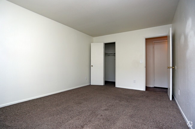 2BR, 2BA - 865 SF - Mountain Ridge