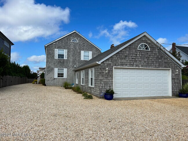 980 Barnegat Ln