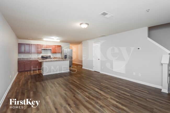 2044 Reavis Blf NE