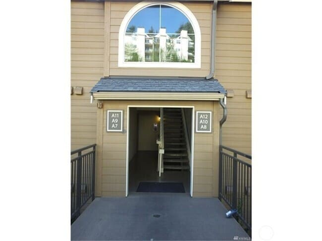 Building Photo - 1Bd/1Ba Bellevue Condo Unit A9