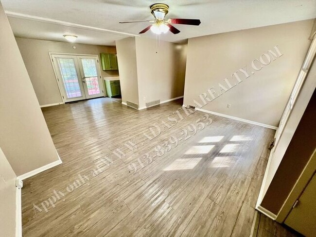 Photo - MOVE IN SPECIAL!! Spacious Shawnee Duplex-...