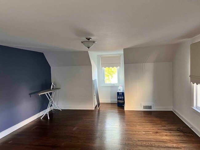 Photo - 83 Cedar Lake Rd E