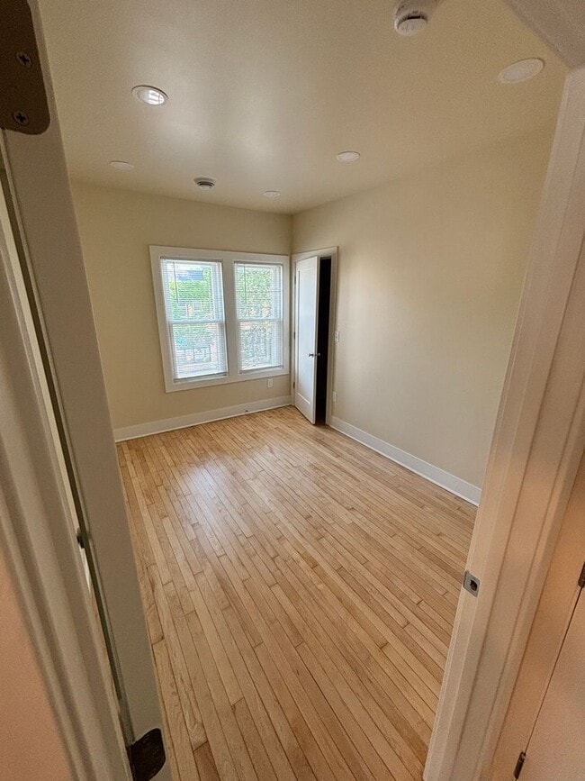 Photo - 901-903 E Center St Unidad 903 E Center St - Upper Front