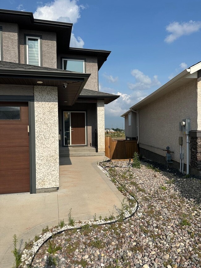 Photo - 35 Larry Vickar Dr E
