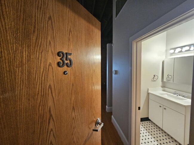 Building Photo - 1417 Market St