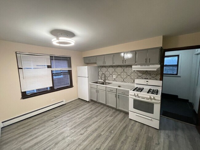 Photo - 1912 W State St