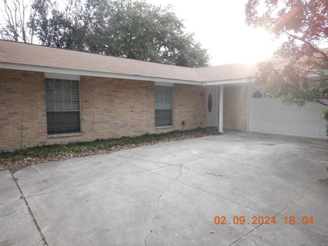 Photo - Spacious 4 bedroom 2 bath home in Camelot II