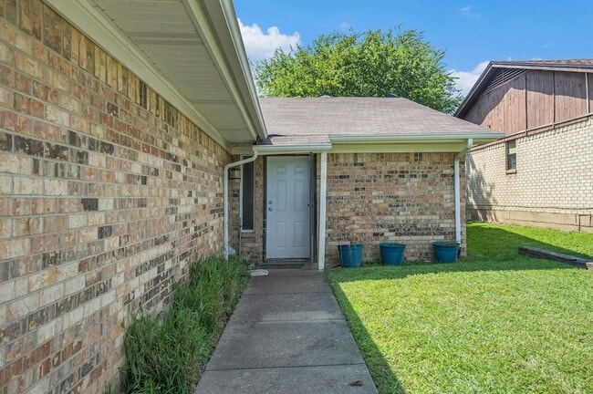 Photo - 6819 W Cleburne Rd