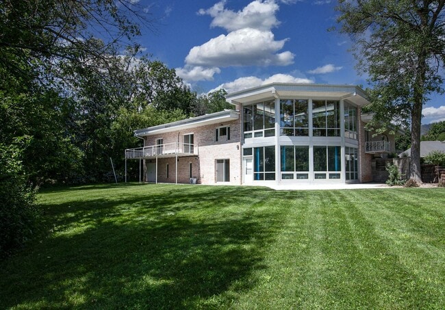 Building Photo - Luxury Riverfront Home
