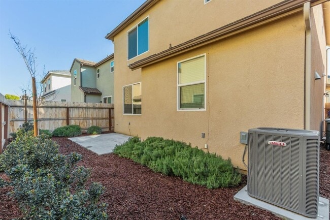 Building Photo - Beautiful Newer 3 Bedroom Patio Home in Desirable Loma Vista Community!