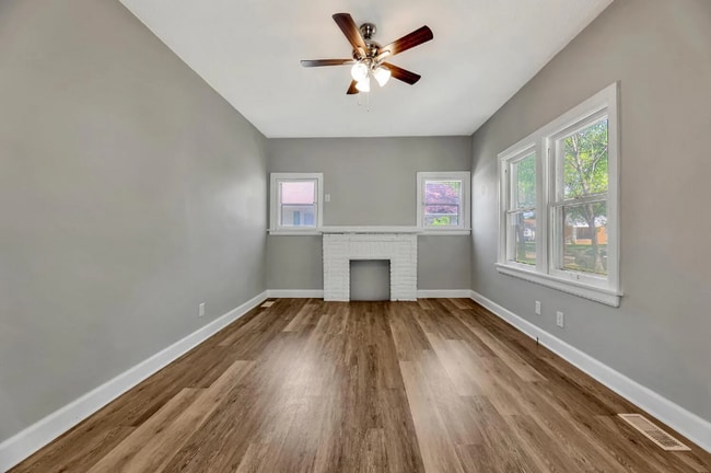 Photo - Cute 2 bedroom house near in a great neighborhood, close to shopping, restaurants, and easy highw...