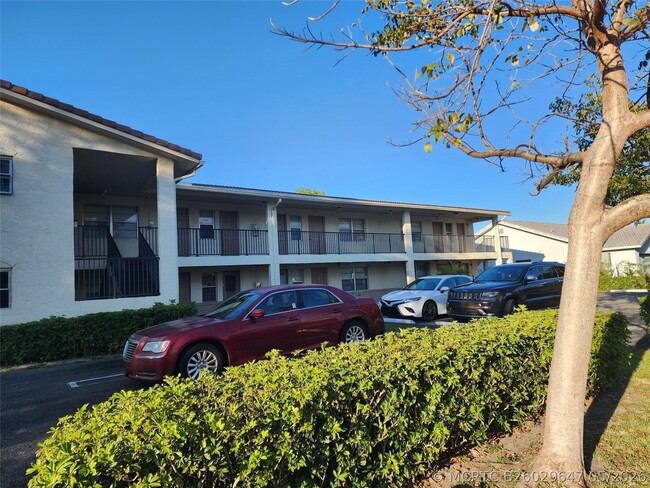 Building Photo - 8705 NW 38th Dr Unit 7b