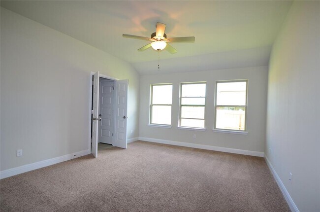 Photo - 3477 Pauling Loop