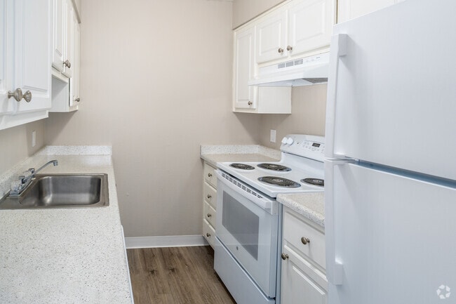 1BR, 1BA - 708SF - Kitchen 2 - Greenridge Apartments