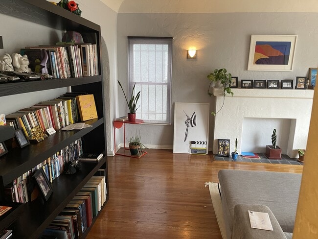 Living Room - 325 N Gardner St Unit 327