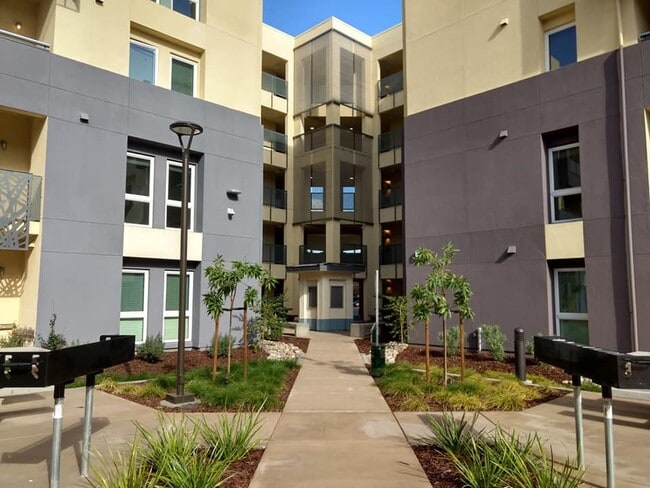 Photo - 200 E 10th St