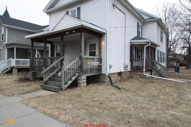 Large 3 - Bedroom Duplex in Oshkosh