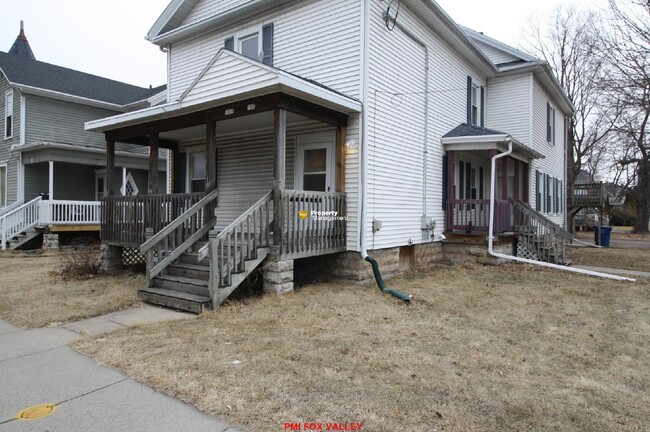 Building Photo - Large 3 - Bedroom Duplex in Oshkosh Unit LOWER