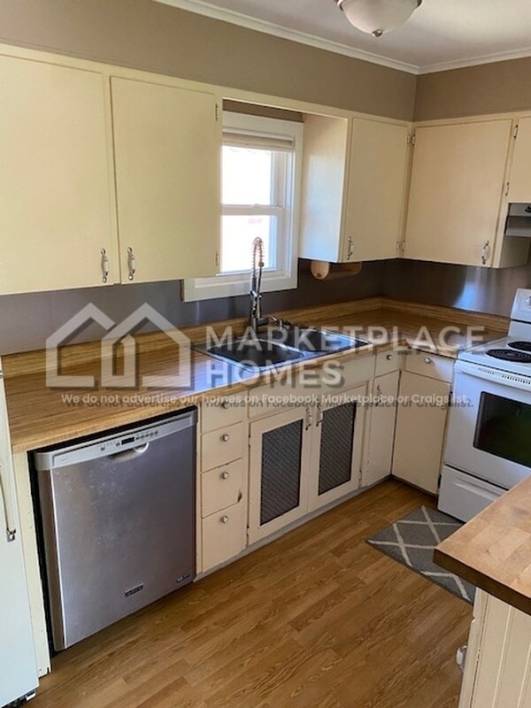 2913 5th Ave E House House Rental in Hibbing, MN