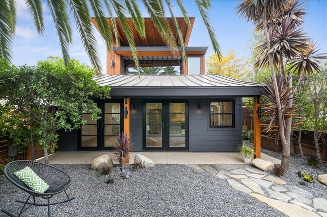 Unit with large yard - 4027 Moore St