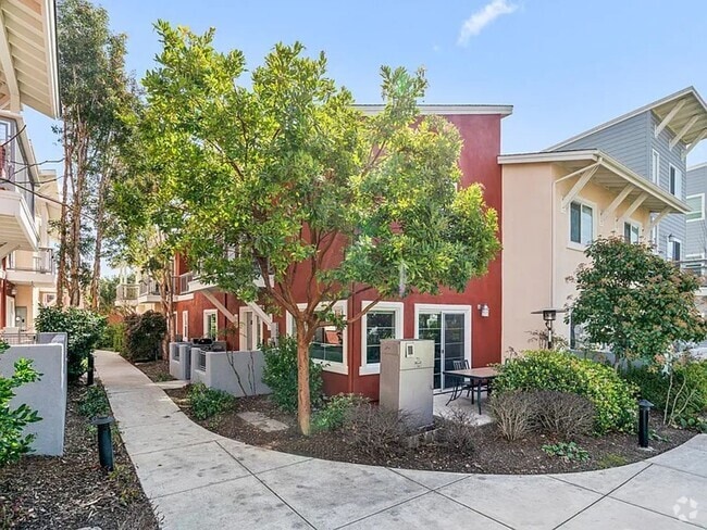 Building Photo - Beautiful 3-Bedroom Townhome - Groups Welcome