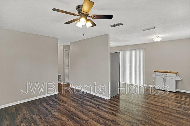 Photo - 2643 Vernon St