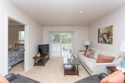 2BR, 1BA - 825 SF