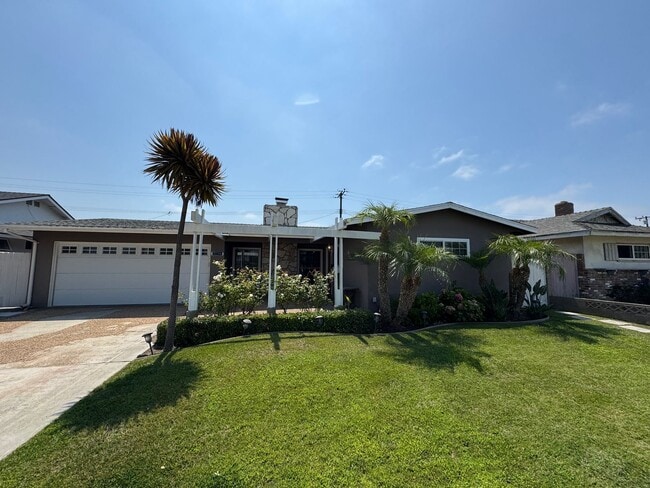 Building Photo - Beautiful 3Bd/2Ba Home With Pool Located I...
